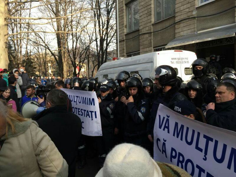Полицейские пришли на протесты с плакатами