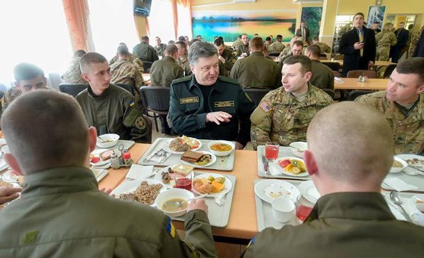 Порошенко отобедал с военными на открытии учений на Львовщине