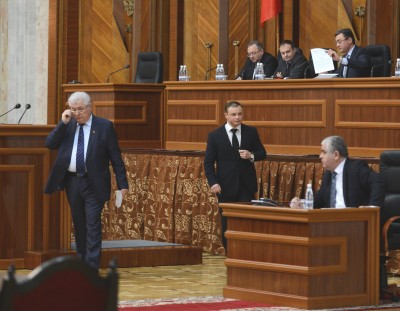 Фотография дня: Депутат, который все время идет по пятам Владимира Воронина