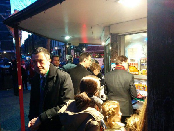 Merkel, surprinsă mâncând cartofi prăjiți de la fast-food