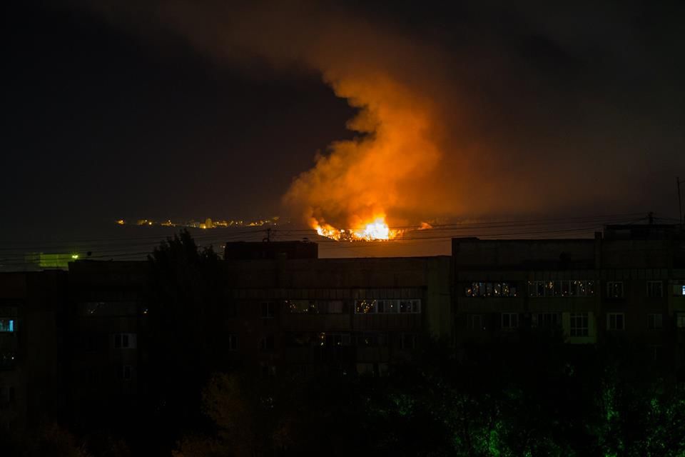 Крупный пожар на свалке в Бубуечь