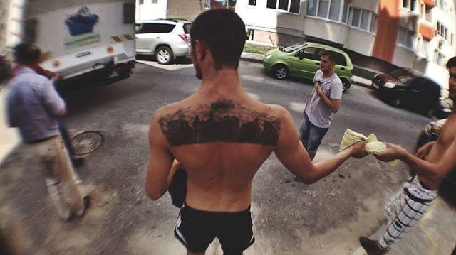 Un tânăr din Moldova și-a tatuat Chișinăul pe spate