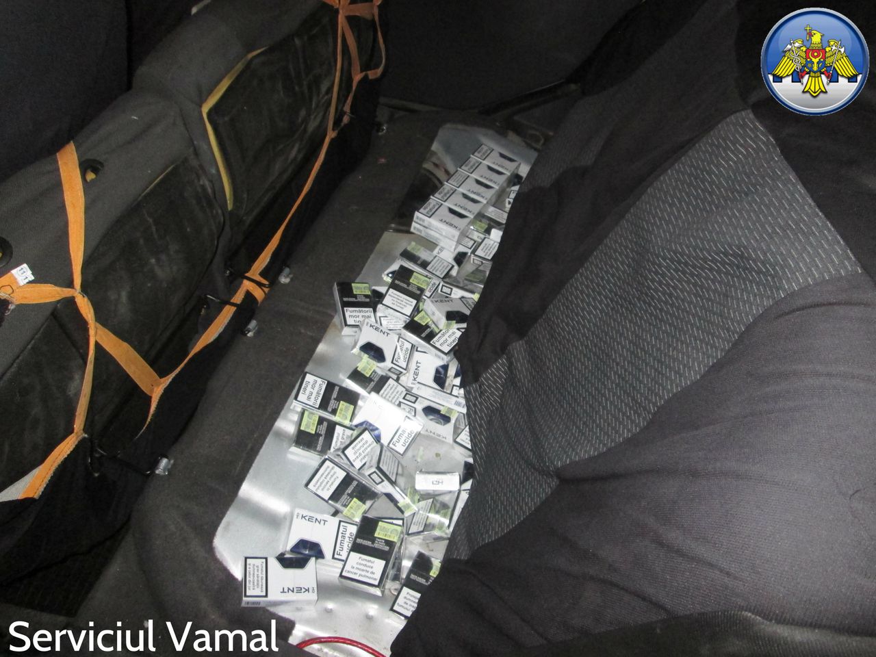 Două tentative de contrabandă cu ţigări, dejucate la vamă. Unde a fost ascunsă marfa