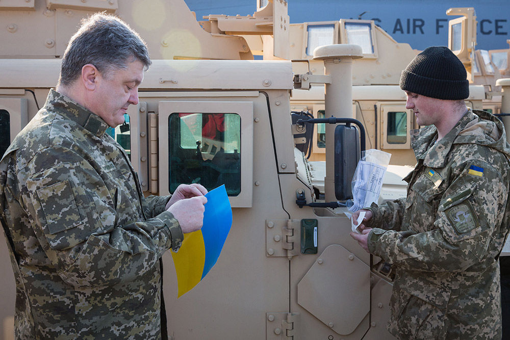 Порошенко встретил первый самолет с военной техникой из США