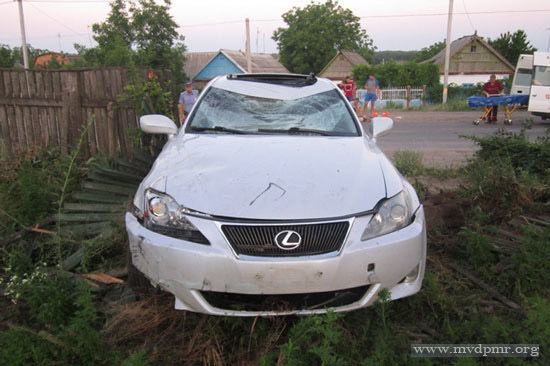 Lexus сбил двух велосипедистов. Один из пострадавших скончался