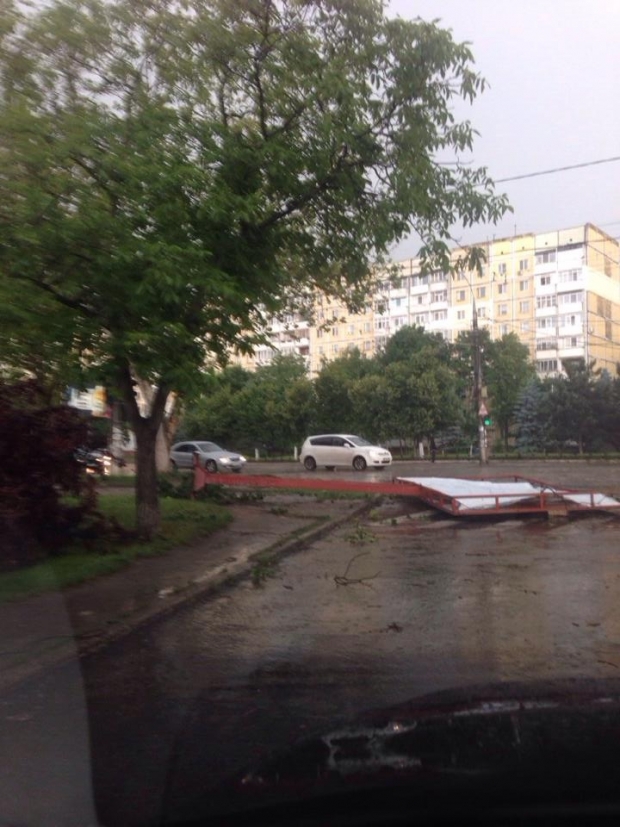 Cильный ветер повалил билборд на Скулянке