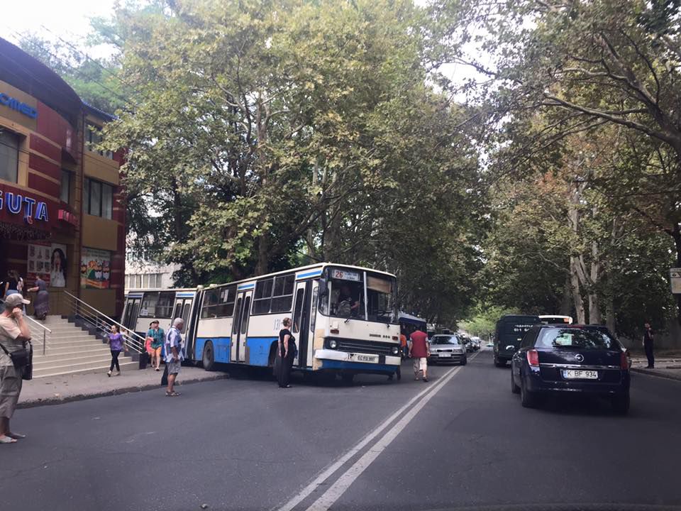 Accident cu implicarea unui autobuz de linie pe strada Ion Creangă