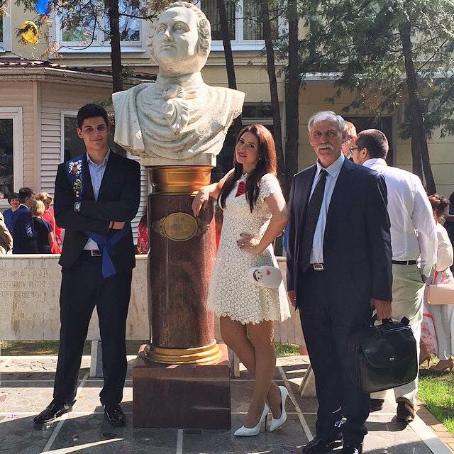 Jasmin, alături de fiul ei la ceremonia de absolvire a liceului