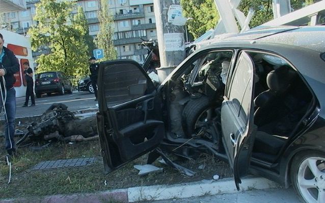 В Киеве Mercedes влетел в заправку: есть пострадавшие