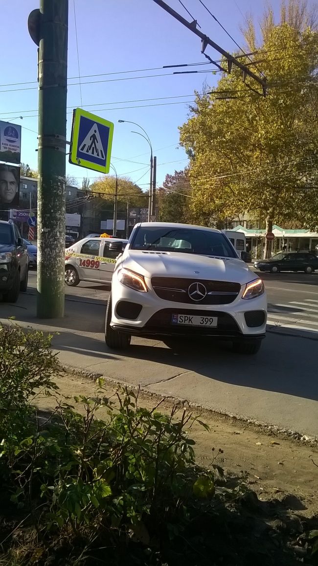В Кишиневе Mercedes припарковали одновременно и на тротуаре, и на зебре
