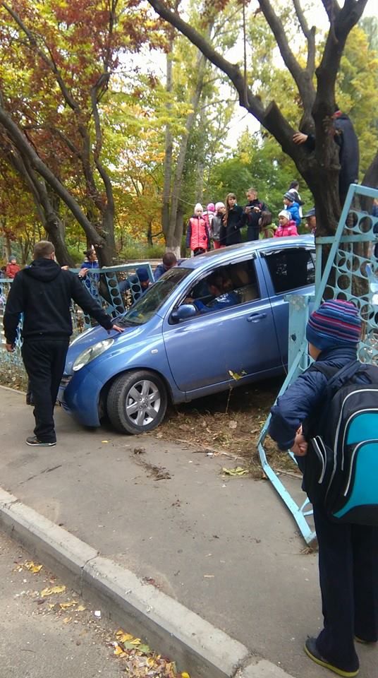 O șoferiță a intrat cu mașina în curtea unei școli plină cu copii