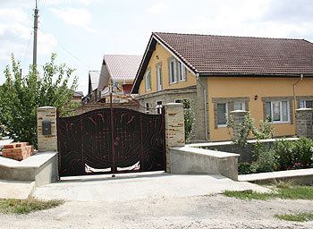 Столичный судья владеет незадекларированными домами и автомобилями