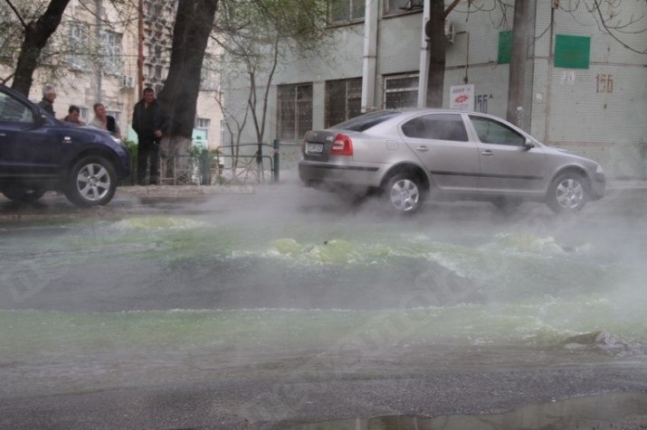 «Прорыв» от примэрии: улицы затопило горячей водой