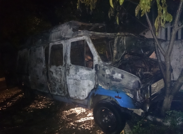 На одной из улиц Кишинева сгорел микроавтобус
