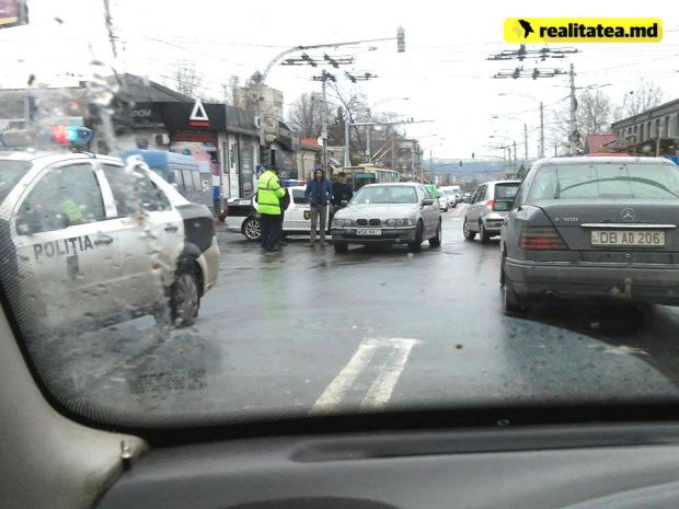Ambuteiaj de proporţii, după ce o maşină de poliţie a fost implicată într-un accident