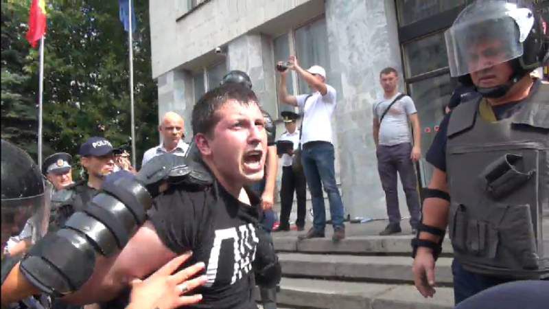 Полицейский спецназ спровоцировал потасовку у Генпрокуратуры
