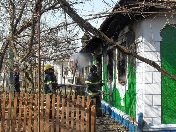 Casă mistuită de flăcări. Cadavrul unei femei a fost găsit carbonizat