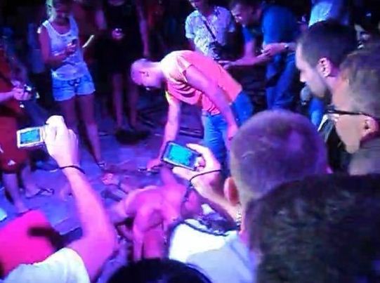 На танцполе в Коблево подростки занимались сексом за деньги (18+)