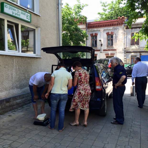 Un bărbat, surprins în timp ce vindea brânză în curtea Primăriei Chișinău
