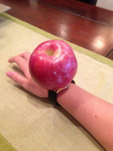 Настоящие яблочные часы: реакция соцсетей на презентацию Apple