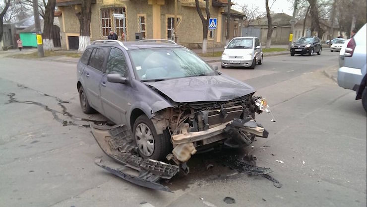 В центре Кишинева в результате ДТП перевернулся автомобиль