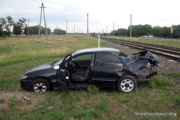 Maşină lovită de tren la Tiraspol. Automobilul a fost aruncat la câţiva metri distanţă