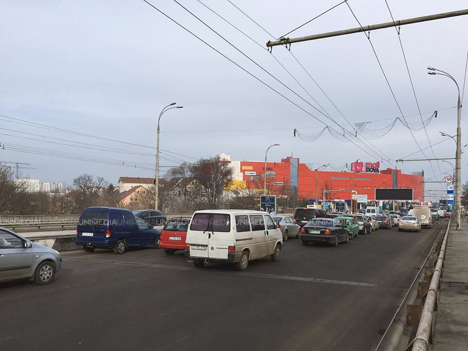 Этим утром на виадуке образовалась огромная пробка