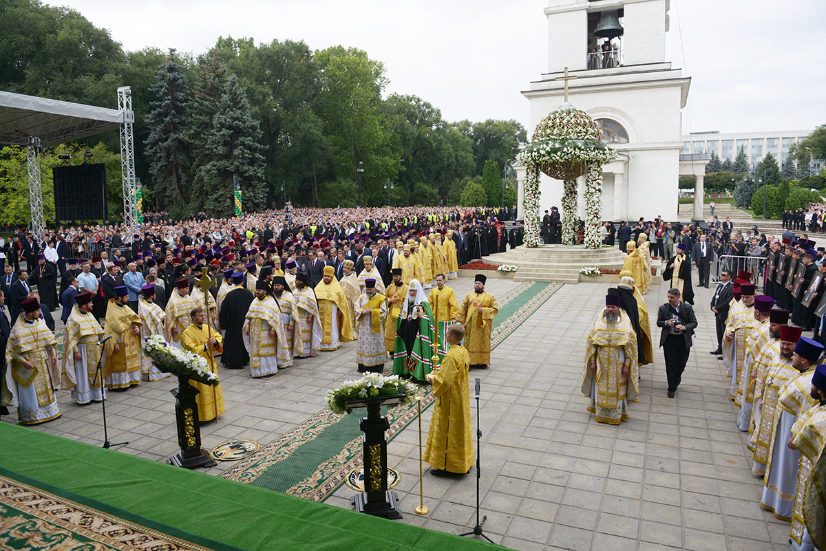 Фоторепортаж: Литургия на площади перед кафедральным собором Рождества Христова в Кишиневе