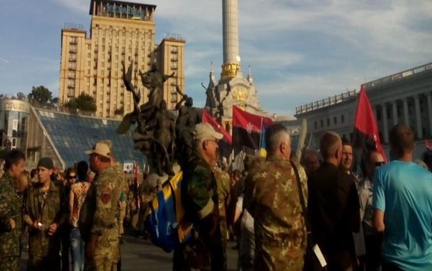 В Киеве люди в камуфляже требуют от властей официально признать факт войны