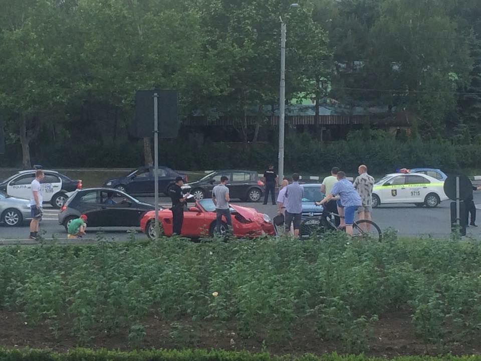 A făcut praf un Porche decapotabil