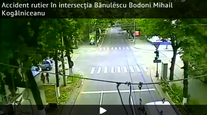 В Кишинёве женщина за рулем въехала в маршрутный микроавтобус
