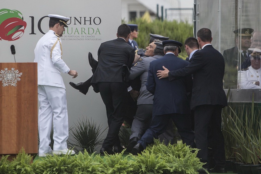 Португальский президент потерял сознание во время выступления