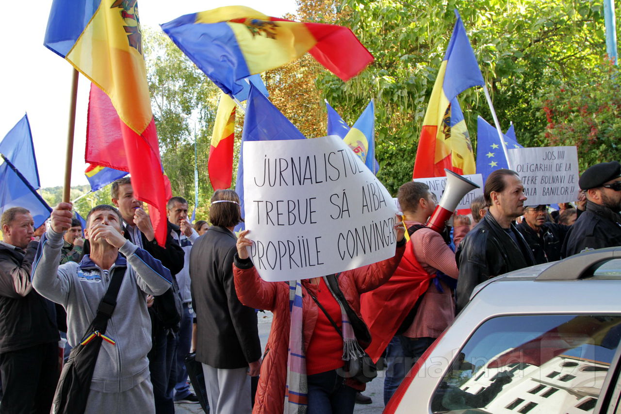 Протестующие пикетировали телеканалы, контролируемые олигархом Плахотнюком