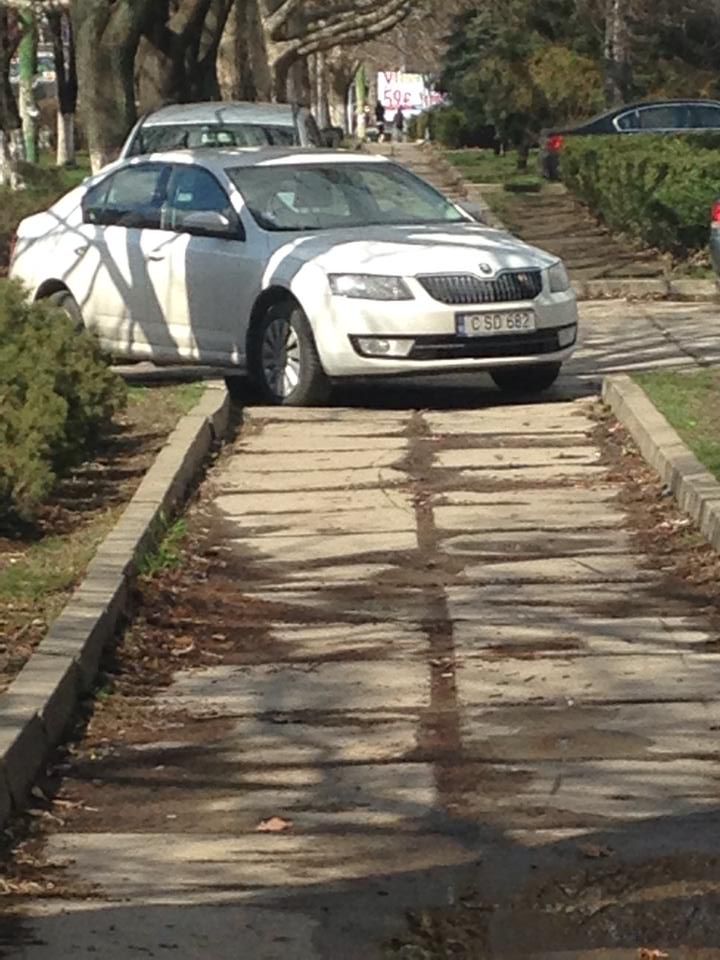 Chişinău: Şi-au parcat maşinile direct pe trotuar