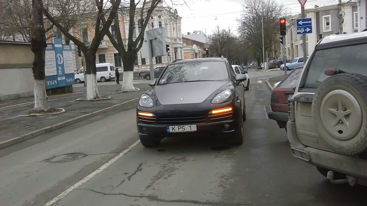 Am Porsche şi parchez… pe contrasens