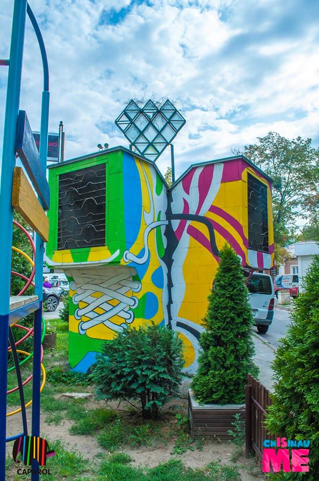 Cel mai mare obiect de artă din partea Chisinau Is Me - Adidaşii