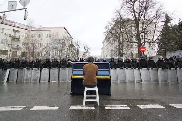 O fotografie din timpul protestelor de la Kiev face înconjurul lumii