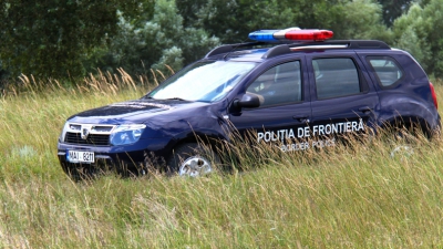Fără acte de identitate, dar cu un sac de cânepă. Trei moldoveni, reţinuţi în flagrant la forntieră