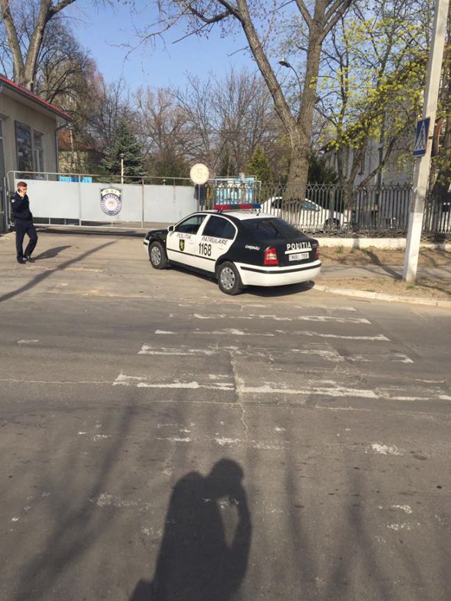 O masina a politiei incalca legea? Vehiculul, parcat chiar langa trecerea de pietoni