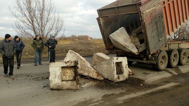 На Николаевщине трассу перекрыли бетонными блоками