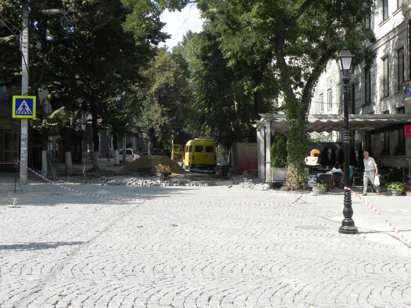 На улице Диордицэ планируют разобрать уже уложенную брусчатку