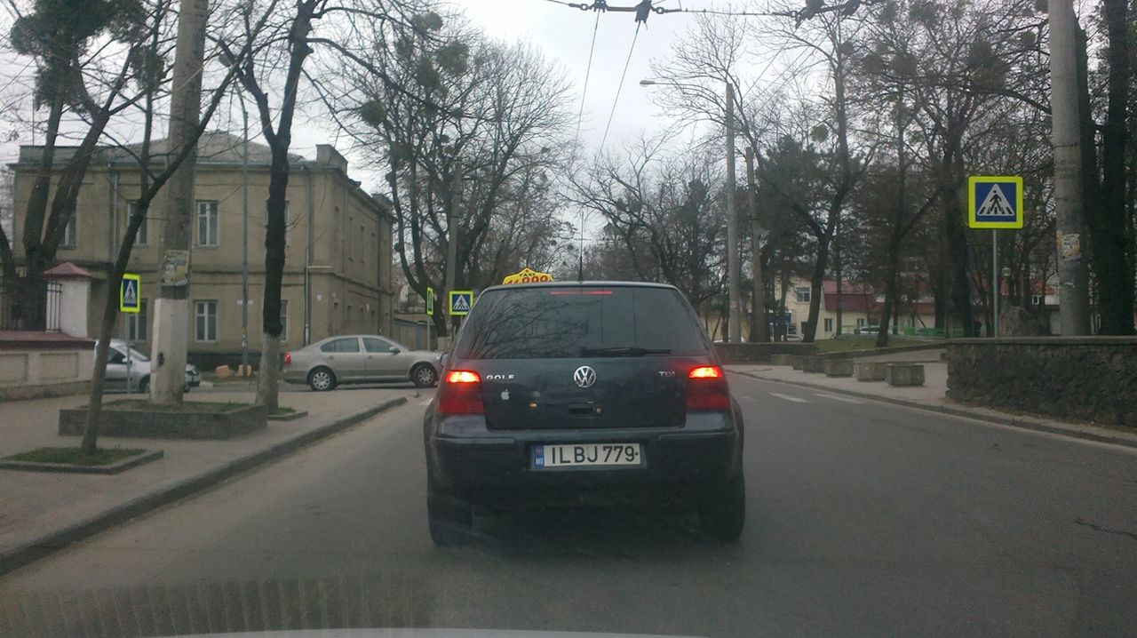 Ingeniozitatea șoferilor moldoveni. Cum se modifică literele pe plăcuțele de înmatriculare