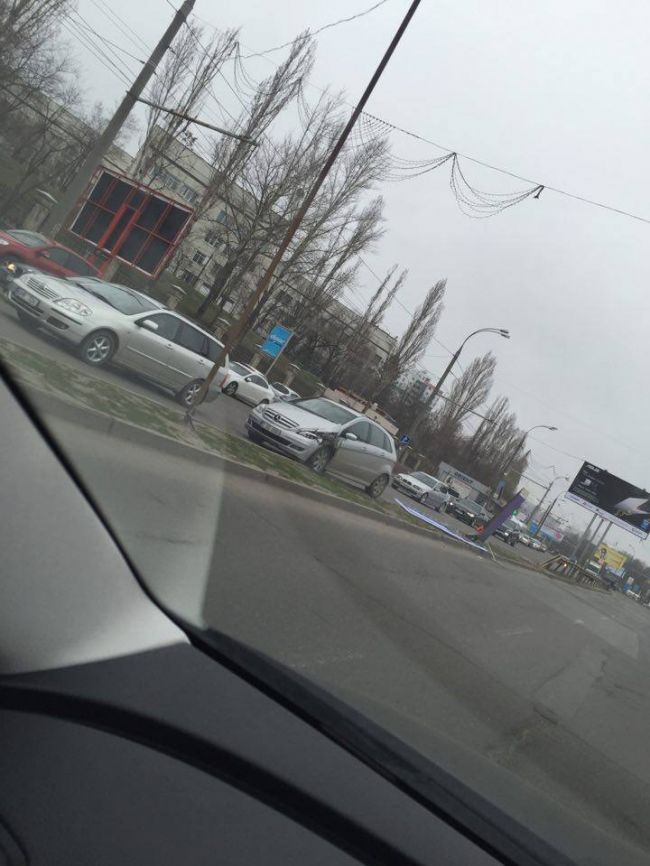 На виадуке произошло ДТП: водитель снес рекламное панно
