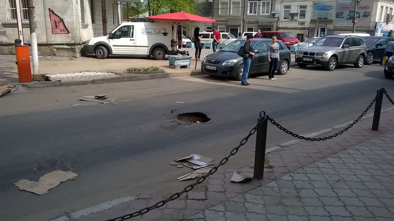 В центре Кишинева на дороге образовалась опасная яма