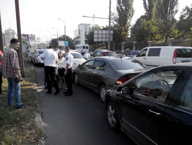 Haos pe viaduct. Cinci șoferi s-au trezit prinși într-un accident