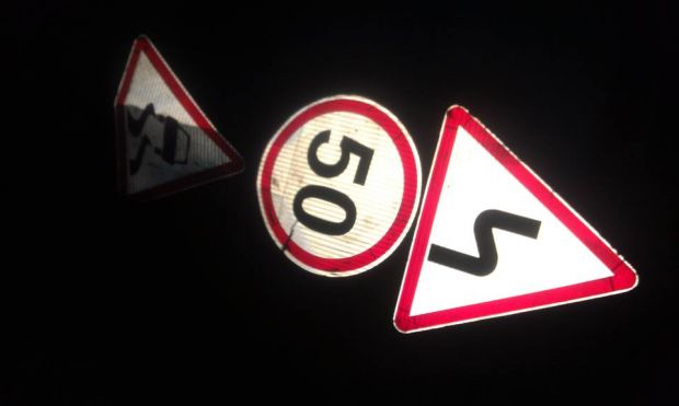 Cum îşi bat joc şoferii de indicatoarele rutiere
