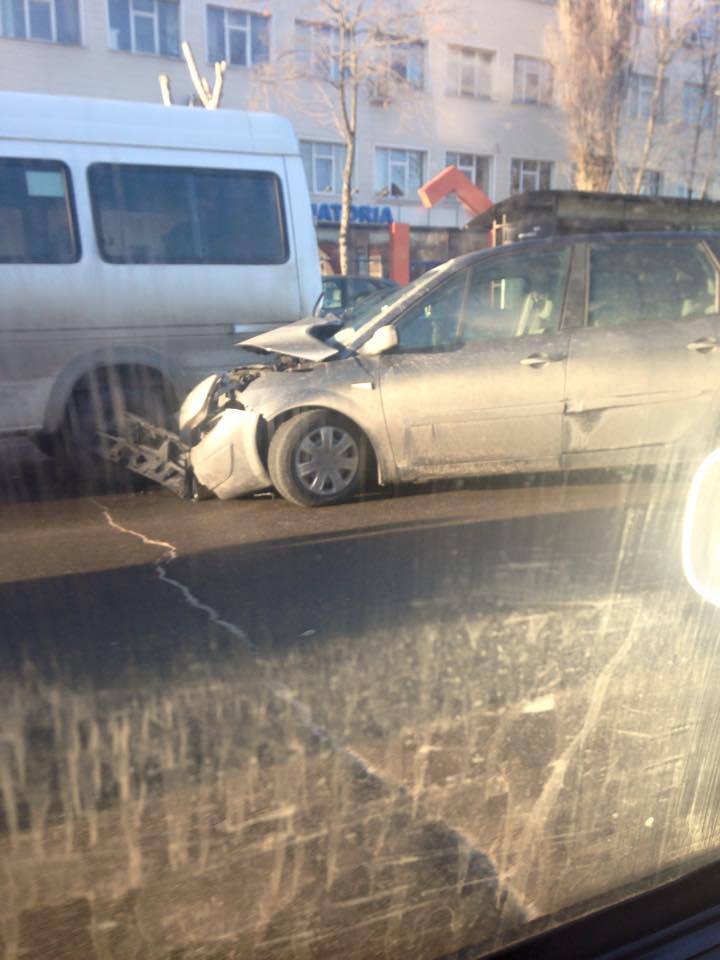 Скользкие дороги: Авария на улице Заводской в столице