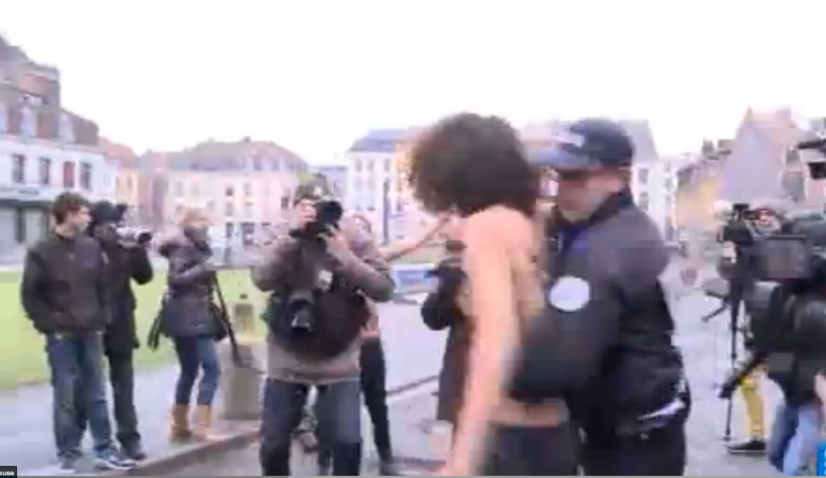 В Лилле активистки Femen атаковали Доминика Стросс-Кана, обвиняемого в сутенерстве