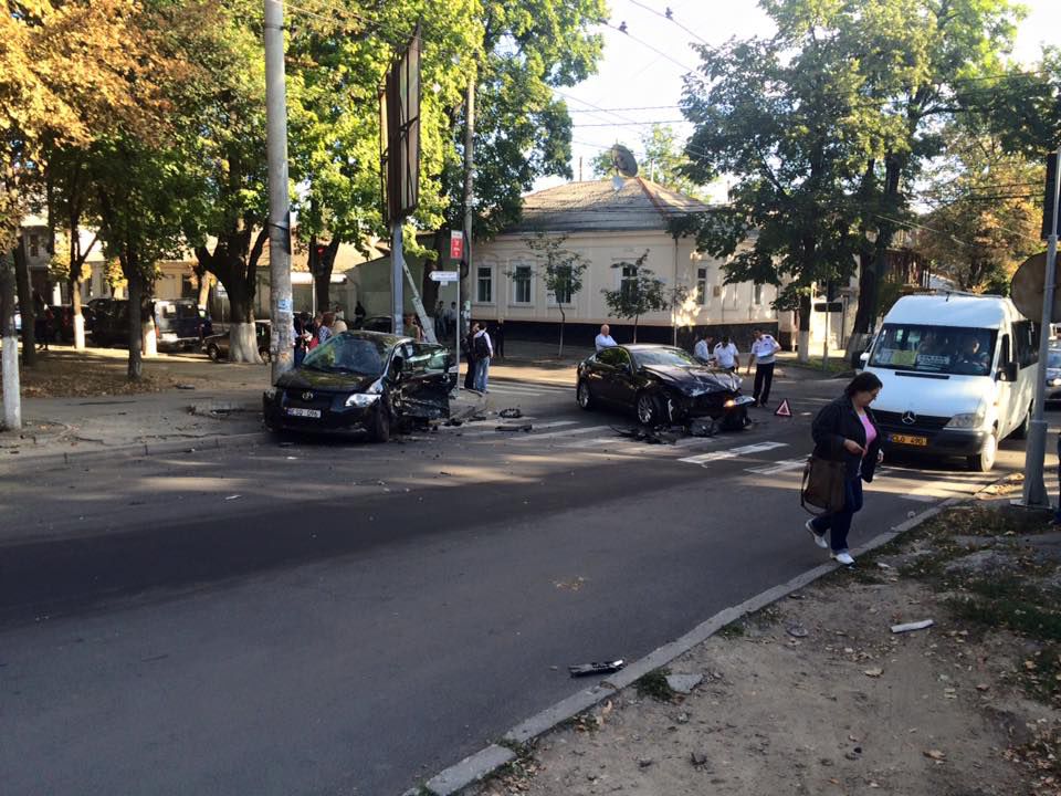 Din cauza unui accident s-a creat ambuteiaj în centrul Capitalei