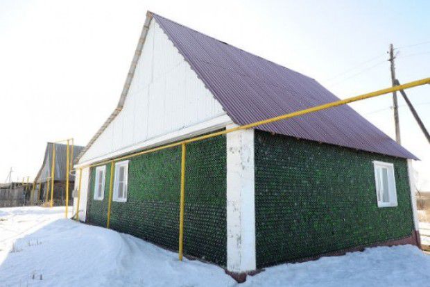 Si-a construit casa din sticle de sampanie